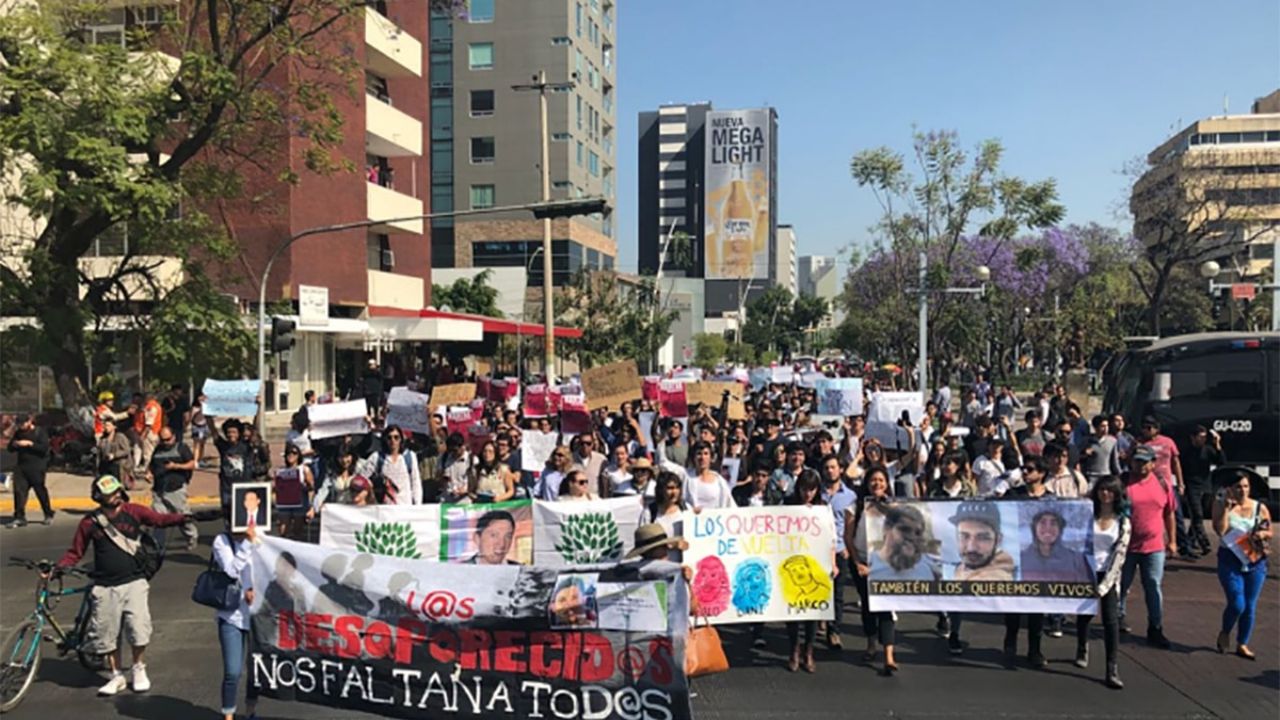 Marchan en Guadalajara por desaparición de tres estudiantes El