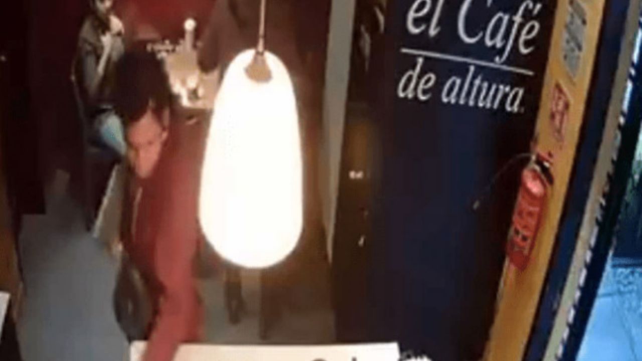 Dos J Venes Asaltan Cafeter A En Tlalpan En Menos De Un Minuto Video