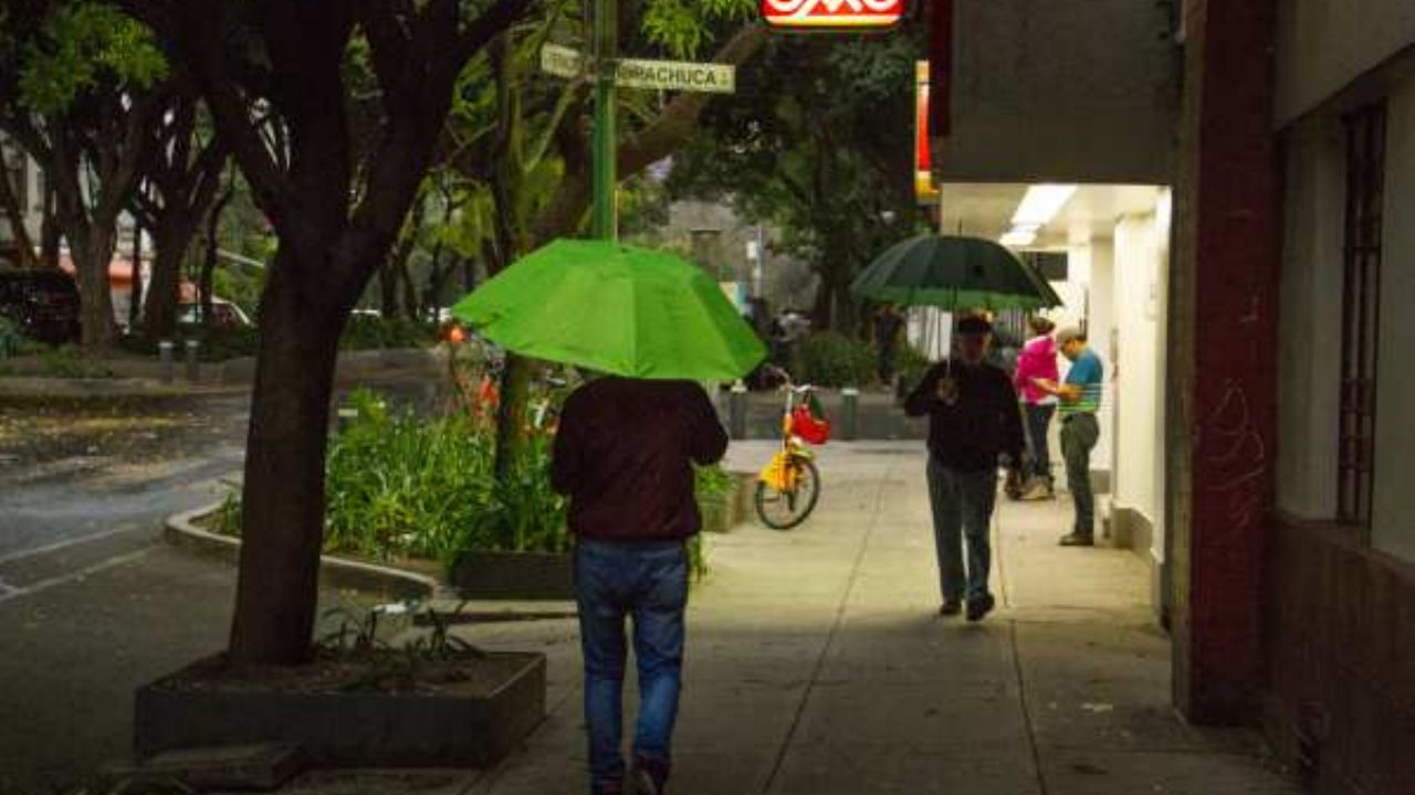 Prevén cielo medio nublado con lluvias dispersas en el Valle de México