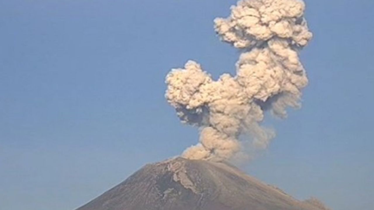 Popocatépetl registra tres explosiones arroja ceniza hacia Puebla