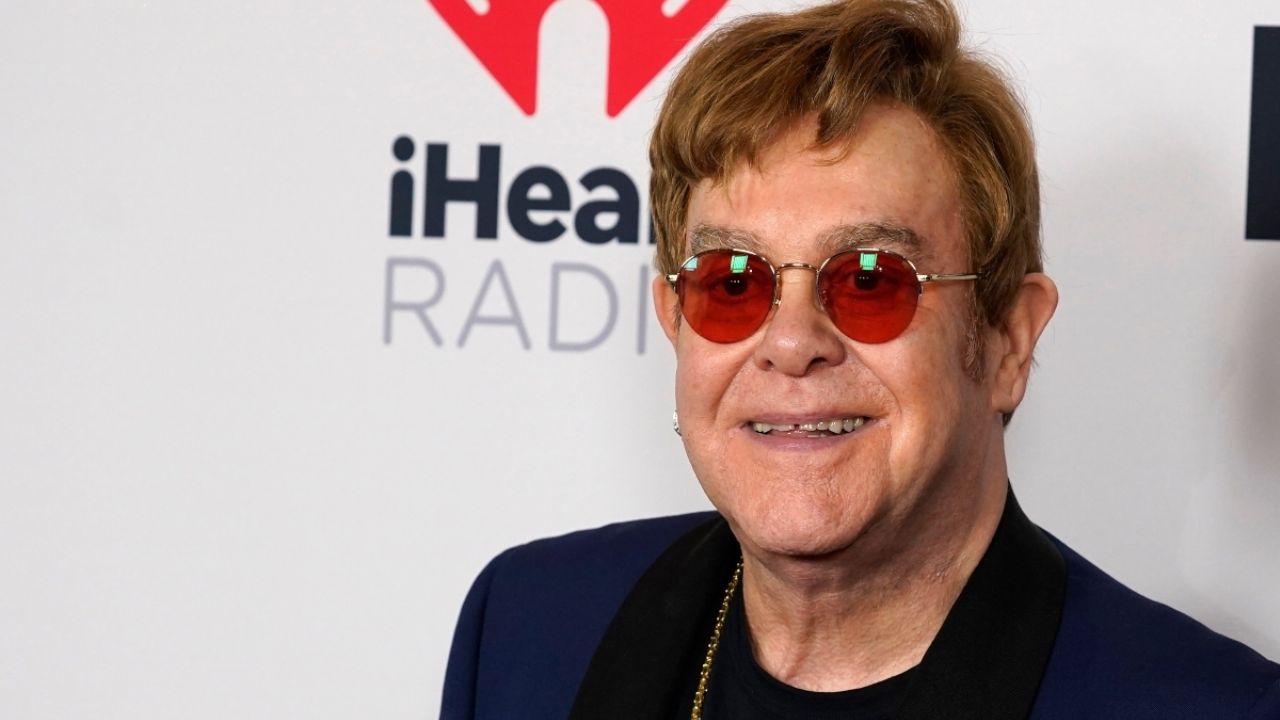 Elton John vuelve a los escenarios al retomar su gira del adiós tras