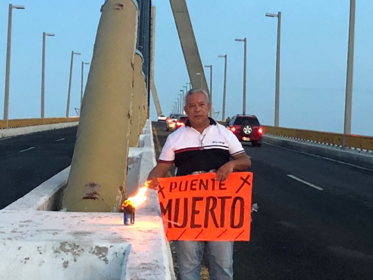 Tamaulipas Por Falta De Alumbrado Un Manifestante Ilumina Con