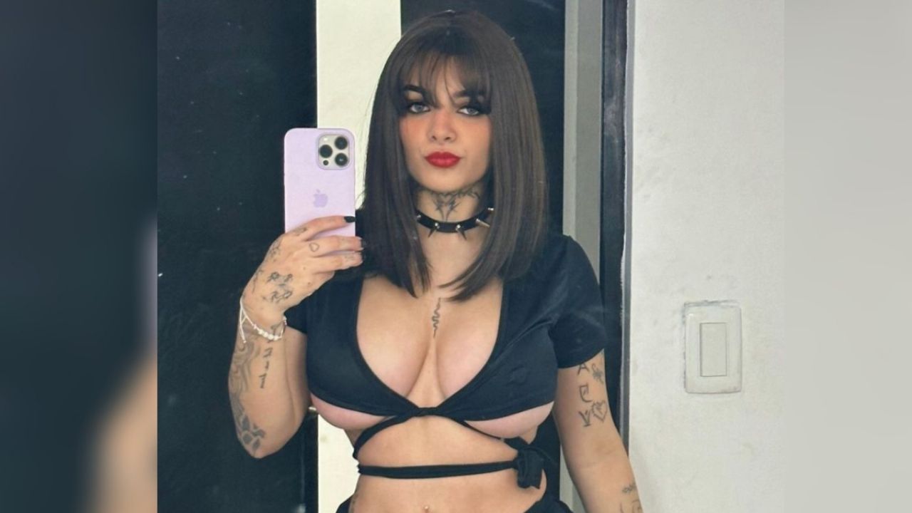 De Espaldas Karely Ruiz Sacude La Red Con Atrevido Micro Bikini El