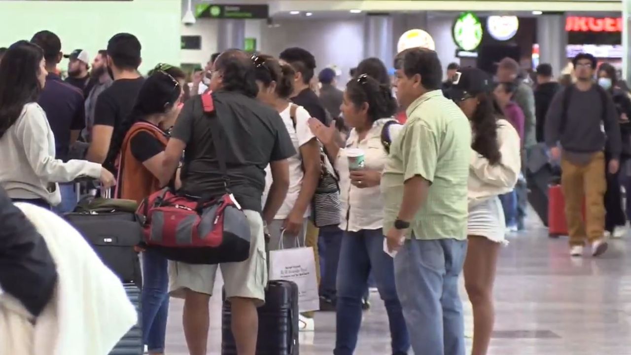 Enojo Y Desesperaci N Viven Pasajeros En Guadalajara Por Retraso Y