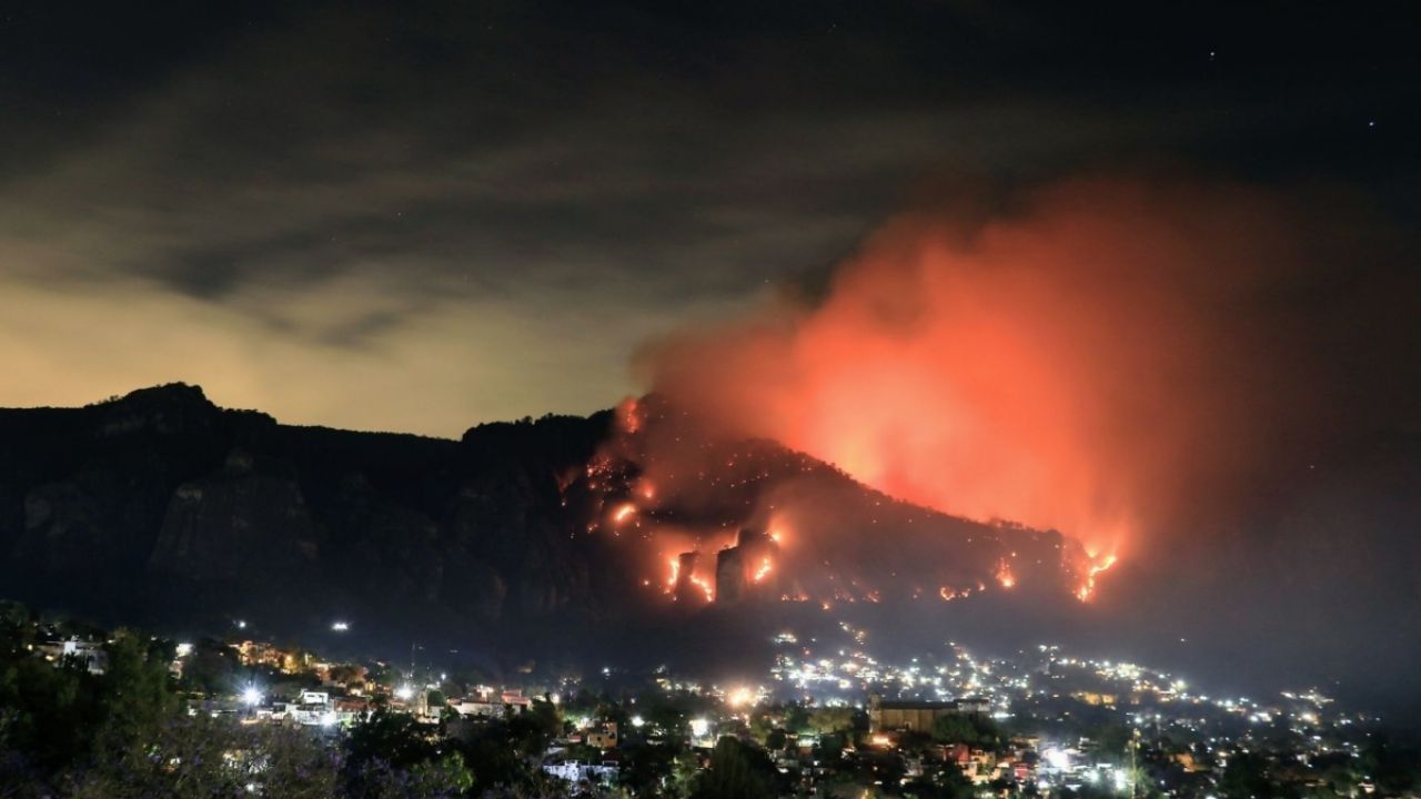 Arde Tepoztl N Im Genes Del Fuerte Incendio Forestal Que Consume Parte