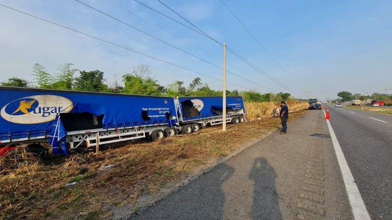 No dejaron ni una tráiler con cervezas se accidenta en la carretera