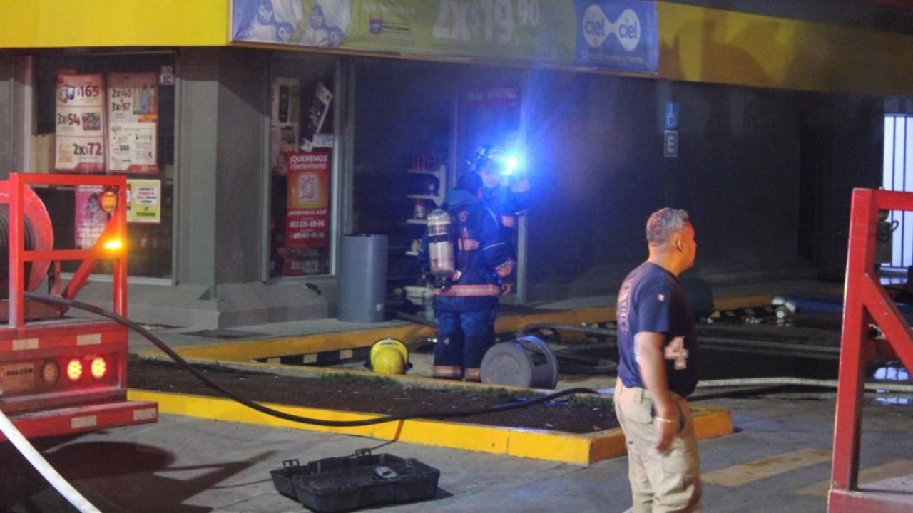 Tiendas Oxxo Fueron Arrasadas Por El Fuego En Disturbios De