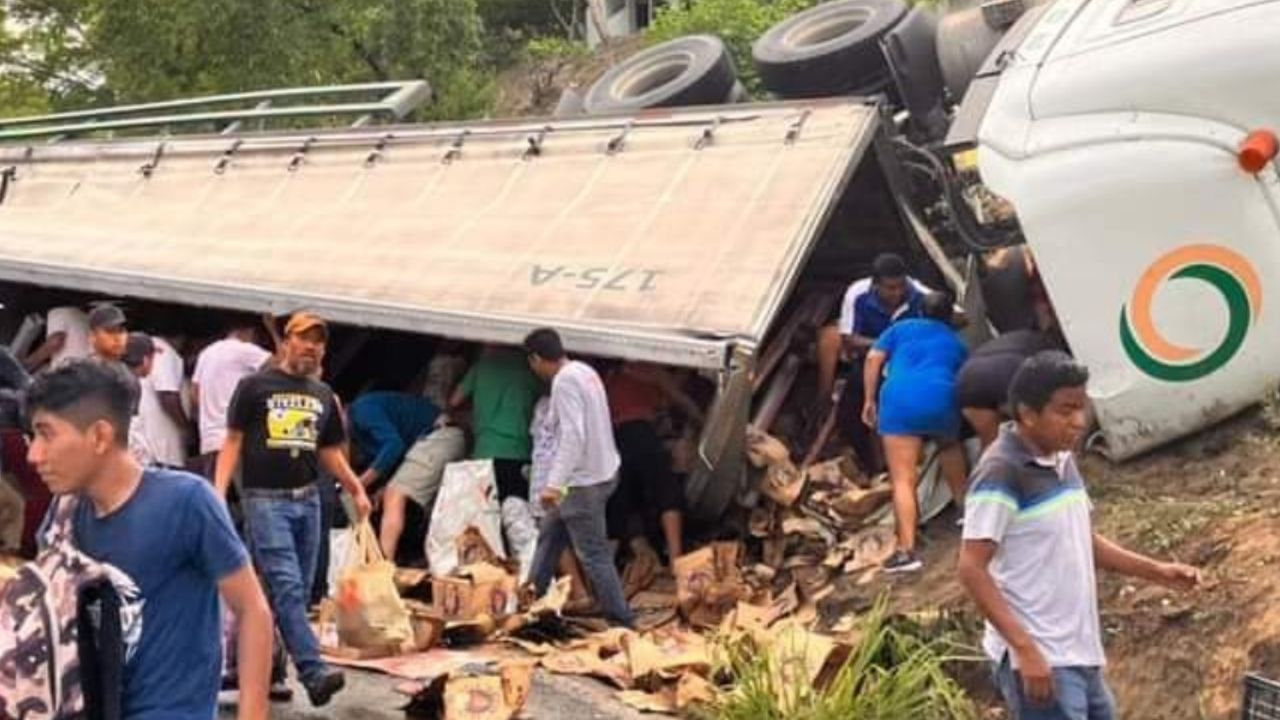 Video Vuelca Tr Iler Con Cervezas Y Pobladores Cometen Rapi A En