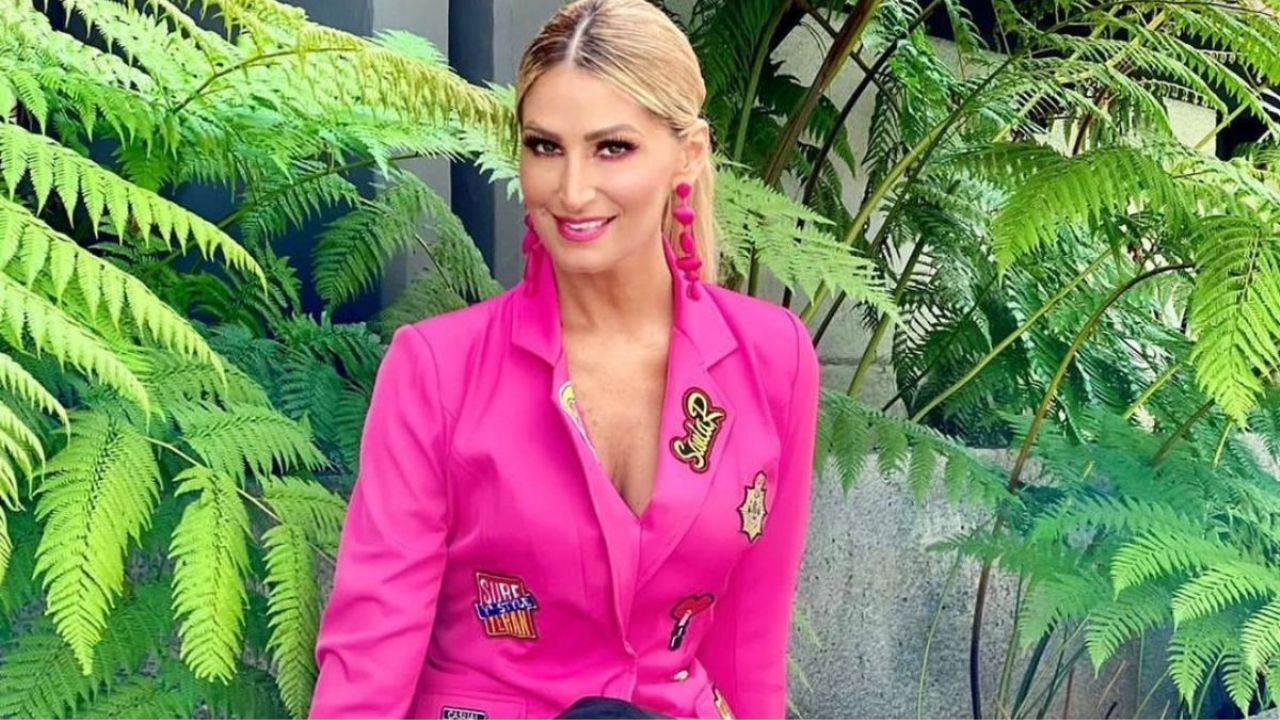 Anette Cuburu Sorprende En Las Redes Con Un Bikini Verde Radiante Desde