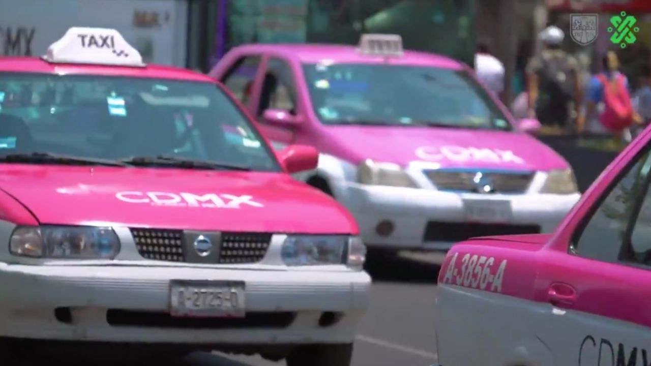 Un taxista honesto devuelve 100 mil pesos que olvidó en su auto un