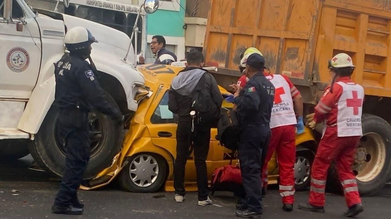 FUERTES IMÁGENES pipa de agua se queda sin frenos y embiste a un taxi