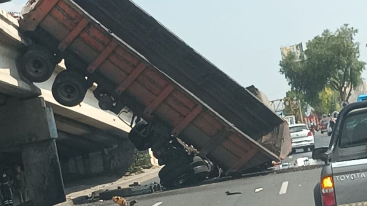 Violento accidente provoca que un tráiler de doble remolque caiga desde