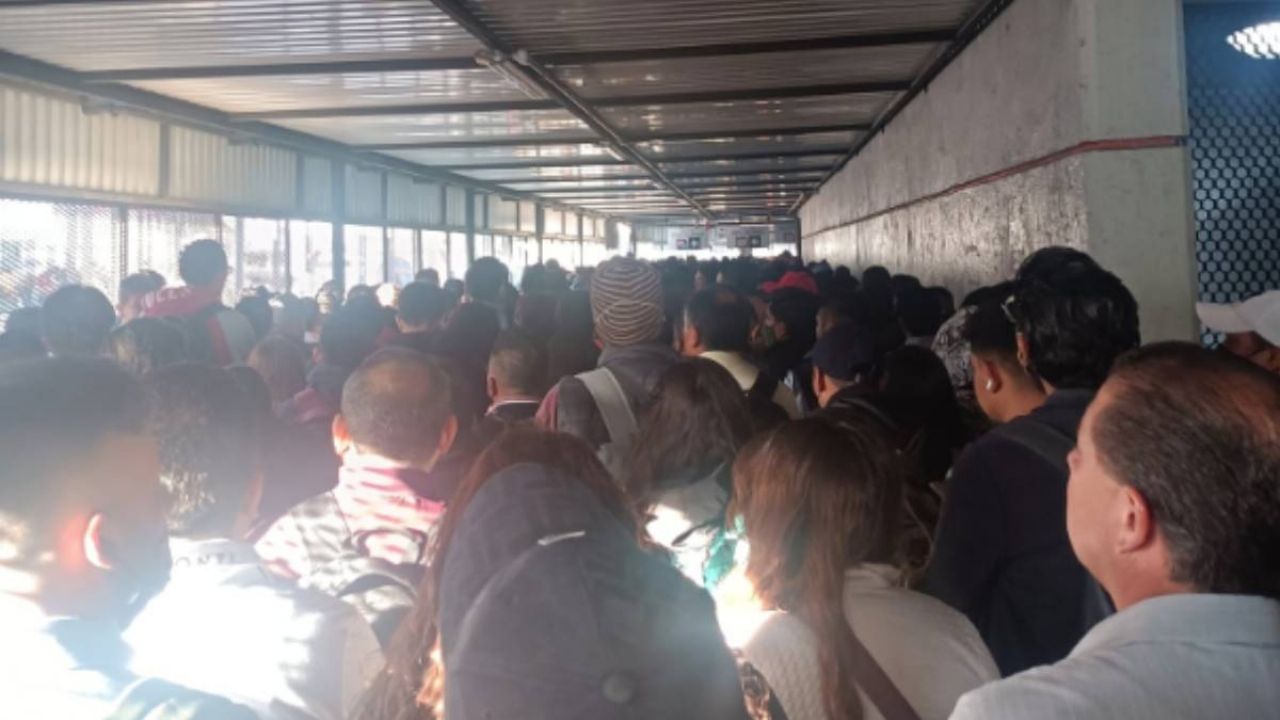 Metro CDMX la Línea 9 está saturada usuarios reportan retrasos de