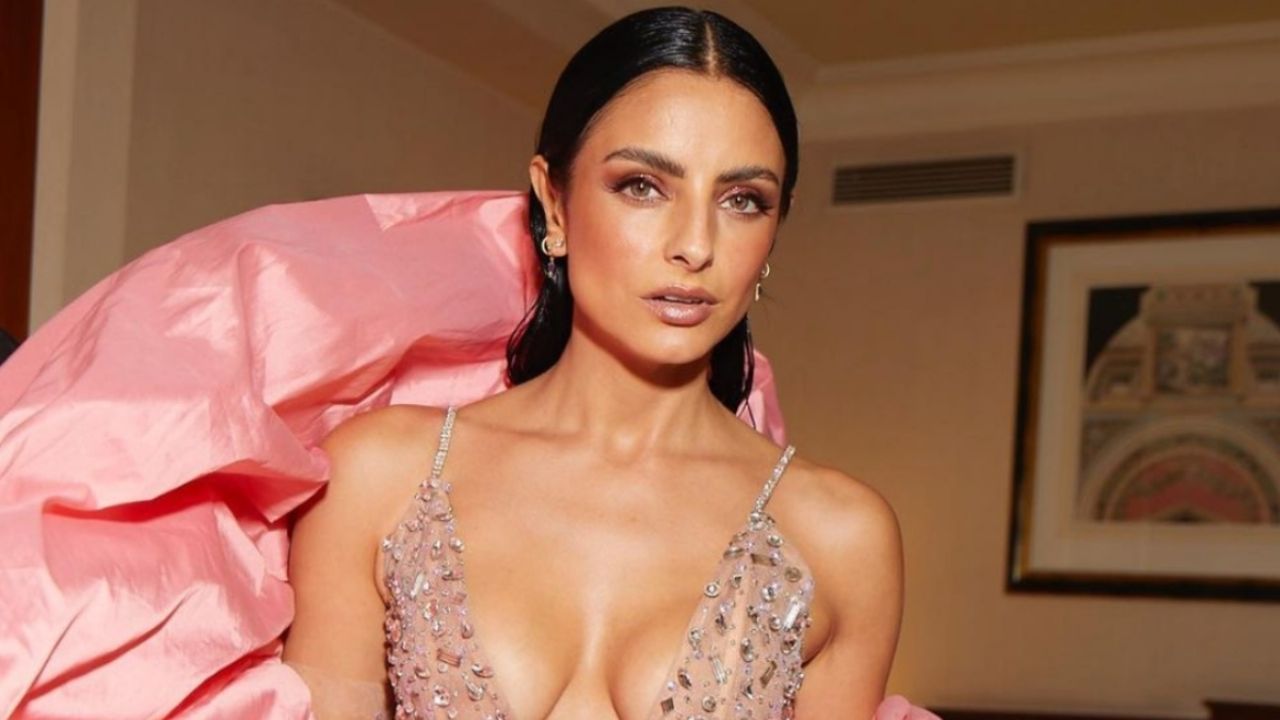 Aislinn Derbez Combina La Pedrer A Y Las Transparencias En Vaporoso