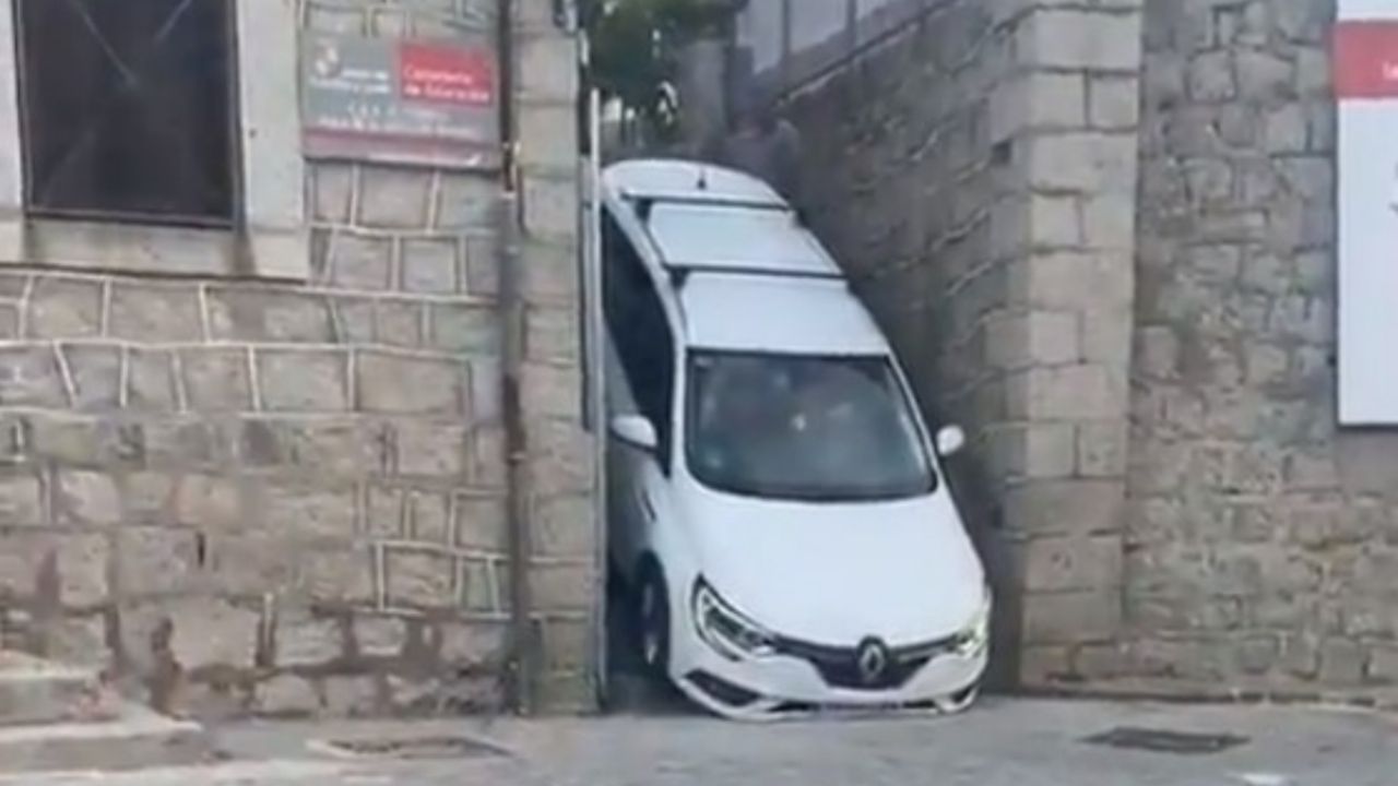 Video Conductor Intenta Bajar Su Coche Por Las Escaleras Por Callej N