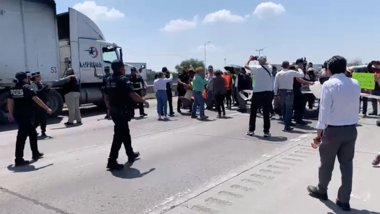 Manifestantes bloquean carretera de Querétaro protestan por el