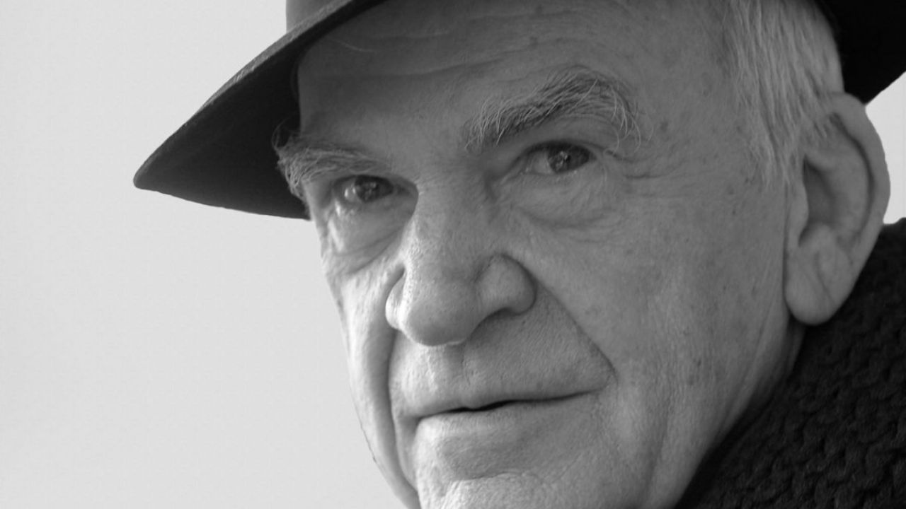 Milan Kundera la historia detrás del escritor checo que dejó La Broma