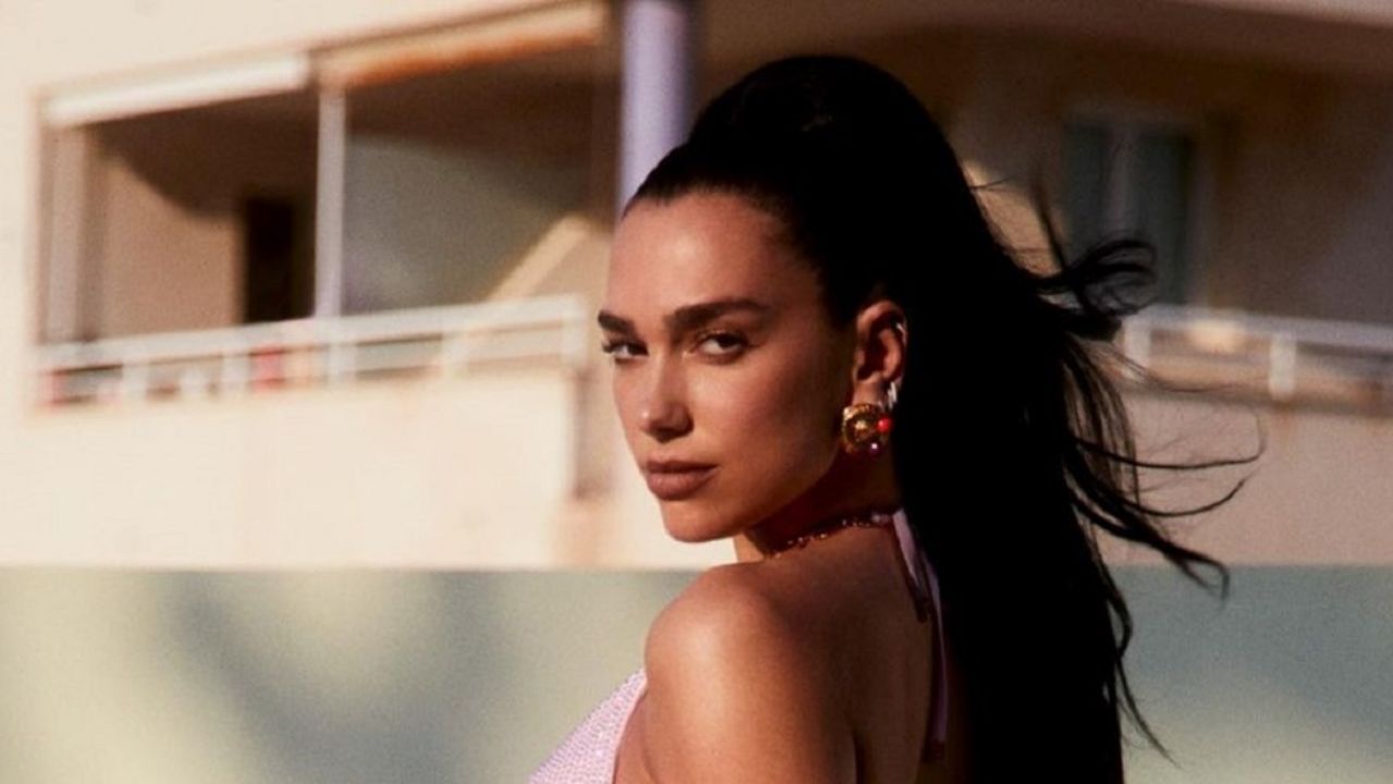 En Microbikini Dua Lipa Impone Tendencia En La Mitad Del Verano El