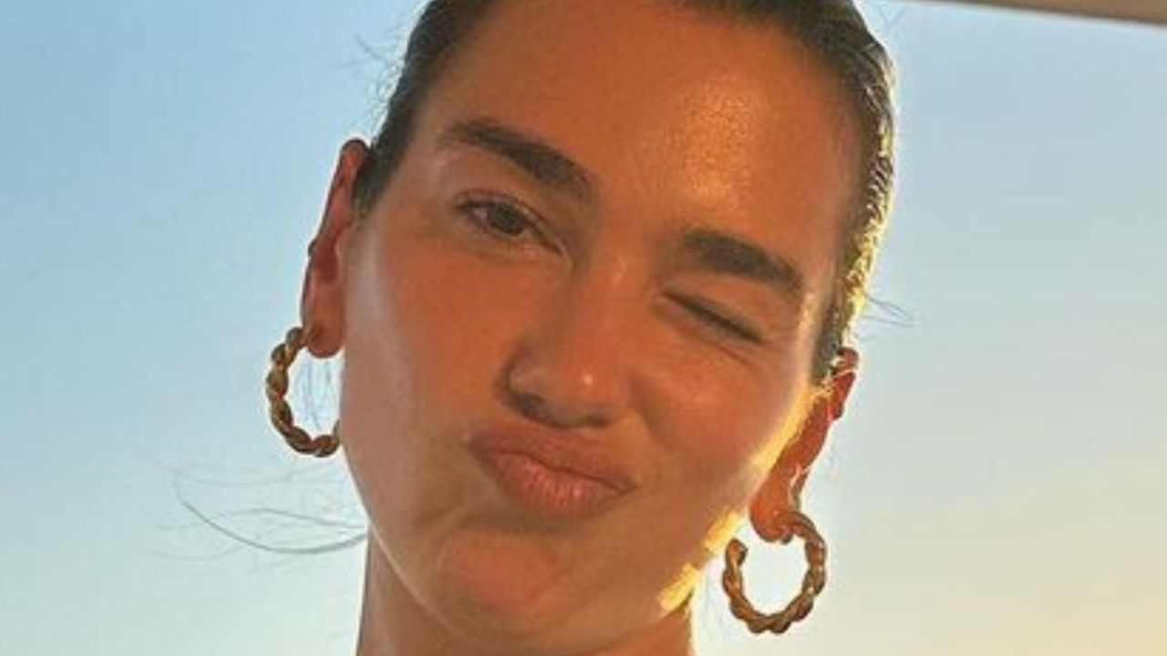 Dua Lipa reventó la tendencia con el traje de baño con más estilo del