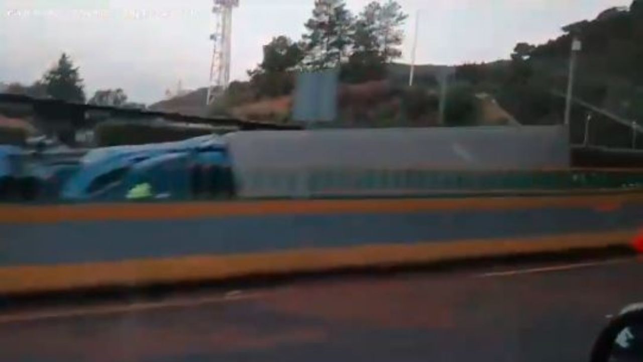 Tráiler vuelca en La Pera y provoca caos vial en la México Cuernavaca