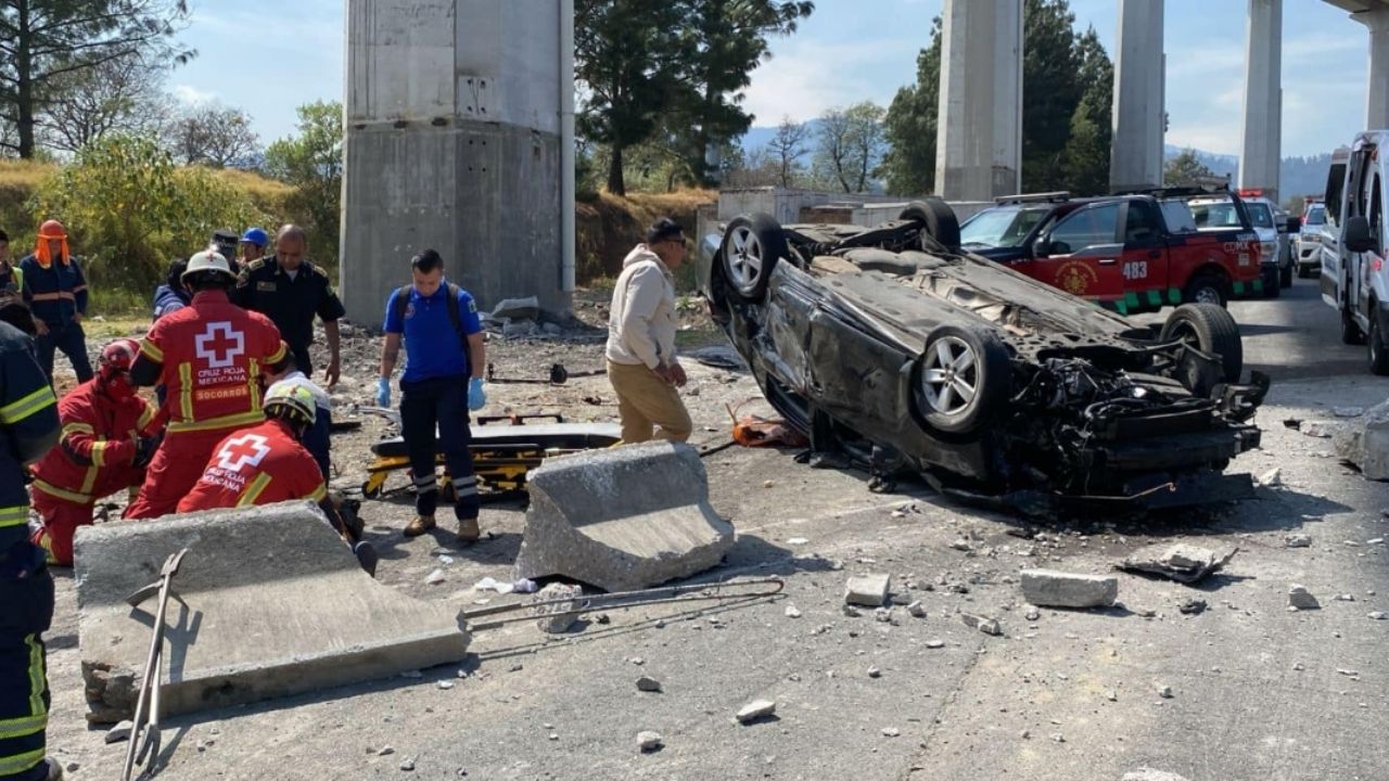 Automovilista pierde el control y vuelca sobre la México Toluca