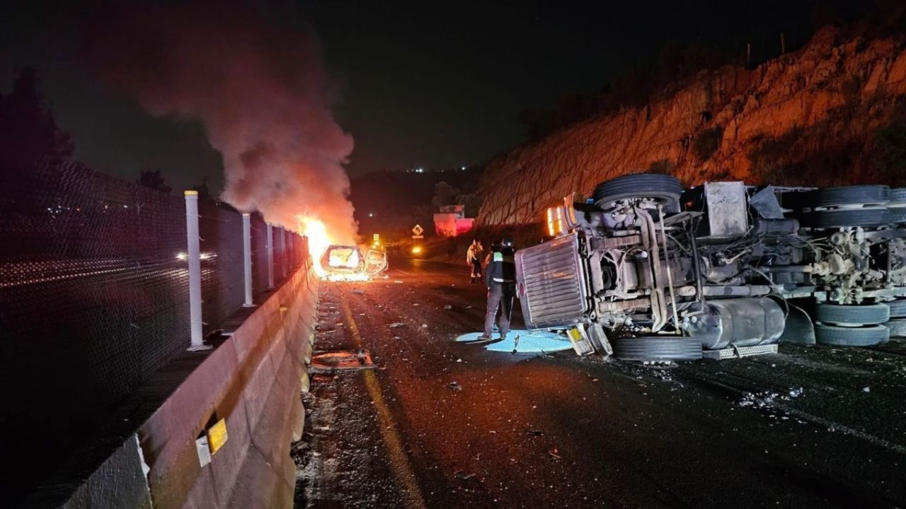 Muere calcinado conductor tras choque de tráiler en carretera Chamapa