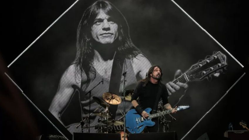  Foo Fighters hace tributo a AC/DC, Queen y The Ramones