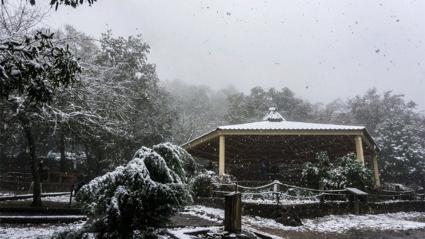 En Chipinque, Nuevo Léon,  la nieve sorprende a sus visitantes