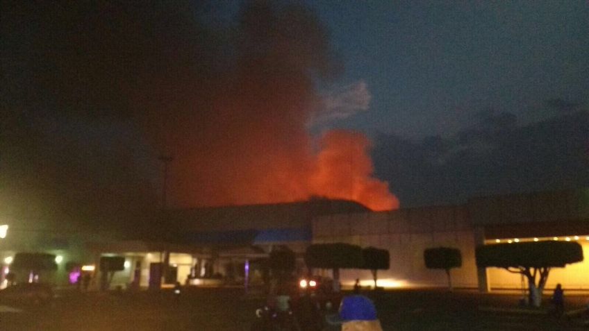 Se incendia Walmart en Miguel Ángel de Quevedo