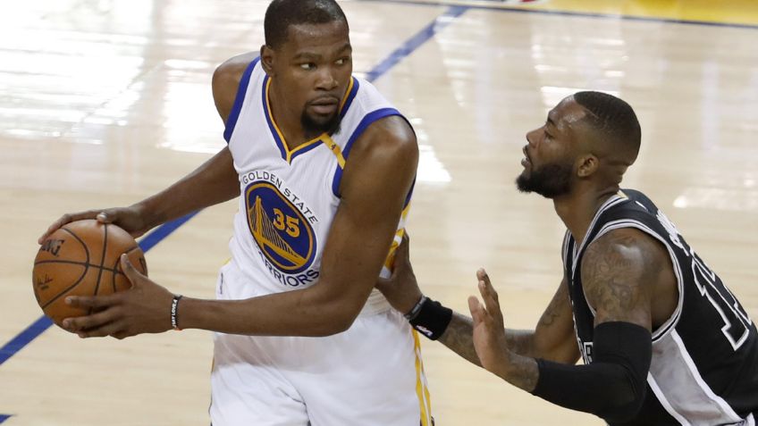 Durant pone a Spurs a un paso de la eliminación