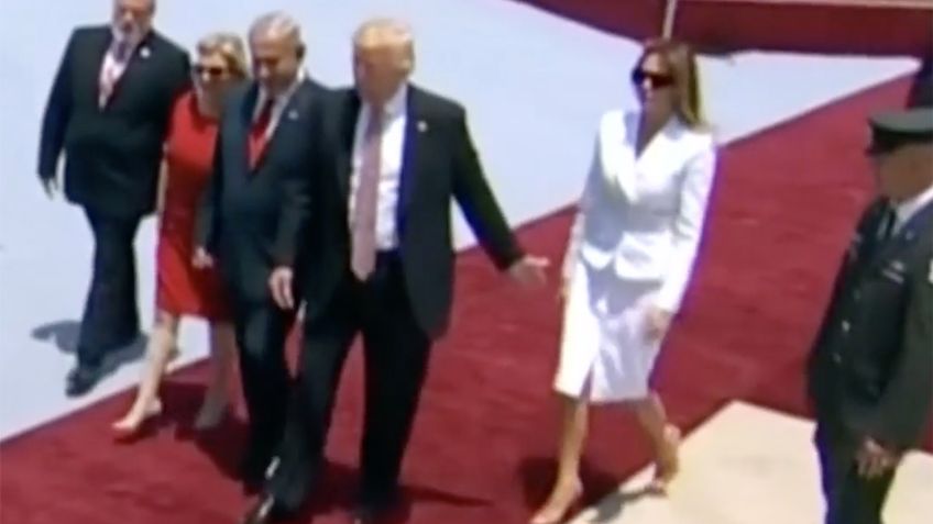 VIDEO Melania Trump rechaza la mano de Donald y da la vuelta al mundo