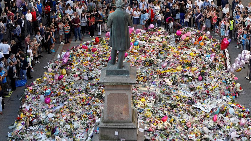 VIDEO Multitud improvisa tema de Oasis a capela en Manchester