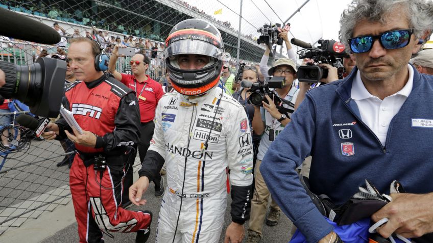 Fernando Alonso frustrado por falla en su monoplaza en la Indy 500