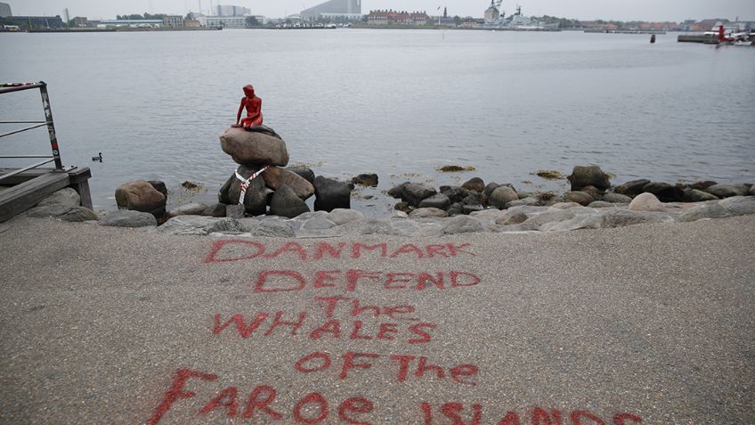 Pintan de rojo a Sirenita de Copenhague contra la caza de ballenas