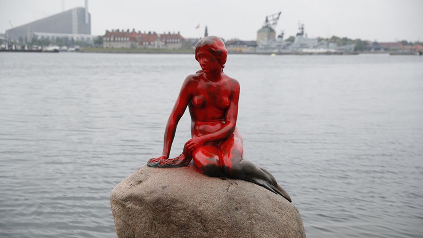 Pintan de rojo a Sirenita de Copenhague contra la caza de ballenas