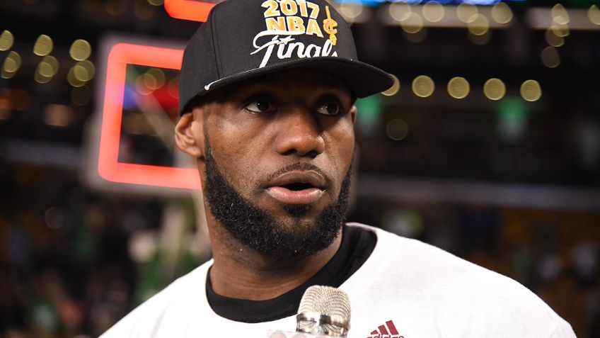 LeBron James, pintan insulto racista en su casa