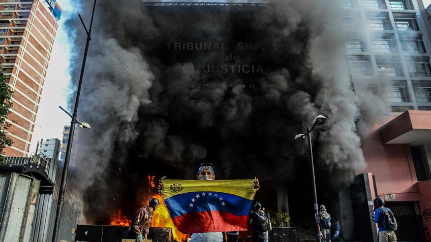 Manifestantes incendian oficina del Poder Judicial y un banco en Venezuela