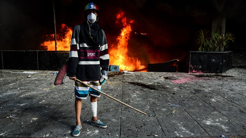 Manifestantes incendian oficina del Poder Judicial y un banco en Venezuela