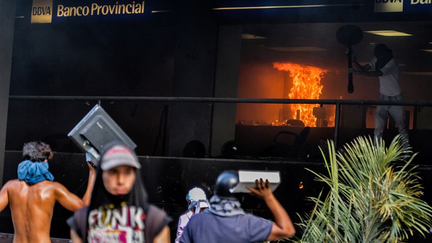 Manifestantes incendian oficina del Poder Judicial y un banco en Venezuela