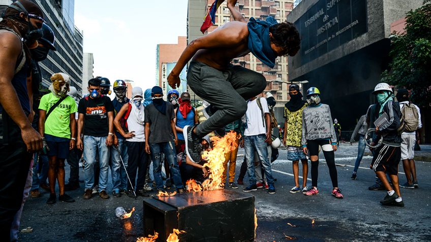 Manifestantes incendian oficina del Poder Judicial y un banco en Venezuela