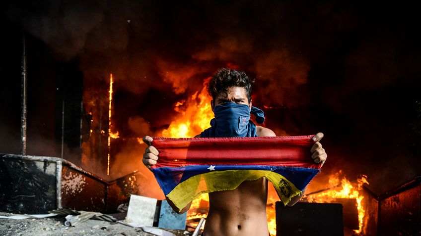 Manifestantes incendian oficina del Poder Judicial y un banco en Venezuela