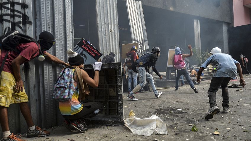 Manifestantes incendian oficina del Poder Judicial y un banco en Venezuela