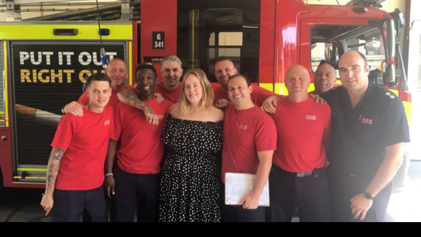 Adele sorprende y agradece al departamento de Bomberos de Londres