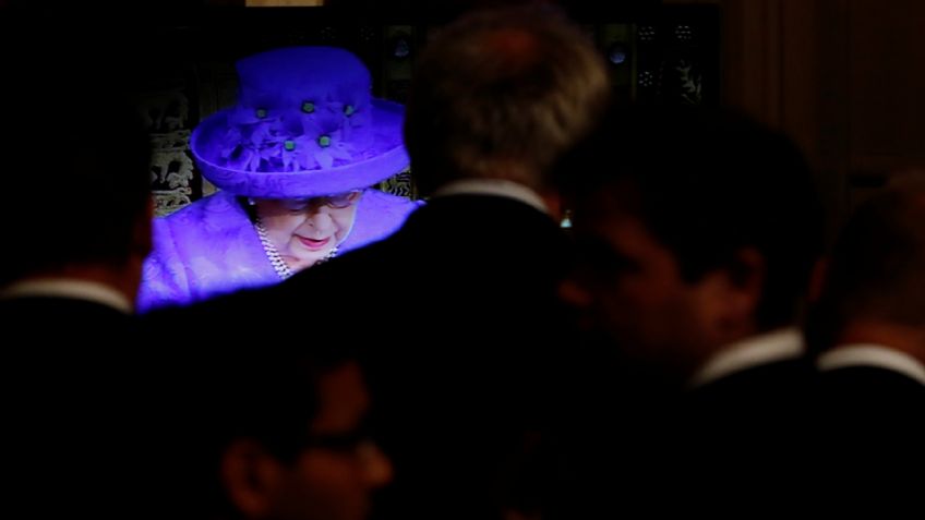 La reina Isabel alborotó las redes con un sombrero "de la UE"