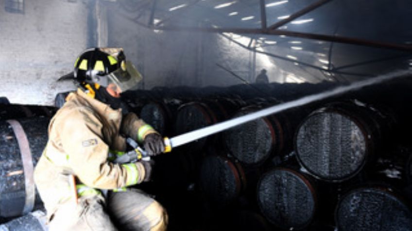 Se registra incendio en bodega de vinos en Iztacalco