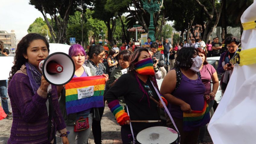 Reciben a ‘huevazos’ al autobús contra la ideología de género en Puebla