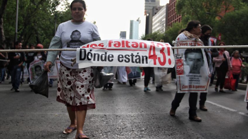 Padres de los 43 exigen respuestas para el 15 de agosto