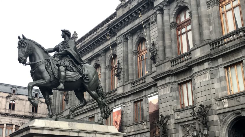 Regresa 'El Caballito' restaurado a la Plaza Tolsá