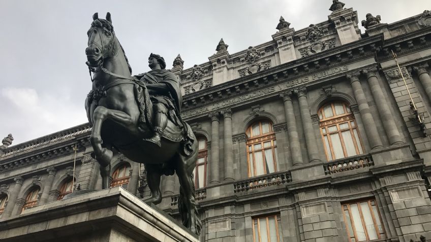 Regresa 'El Caballito' restaurado a la Plaza Tolsá