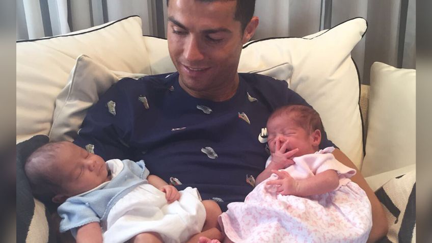 Cristiano Ronaldo presenta a sus gemelos